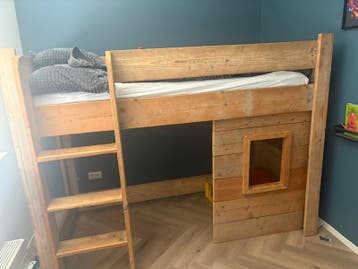 Stevig houten hoogslaper met speelhut