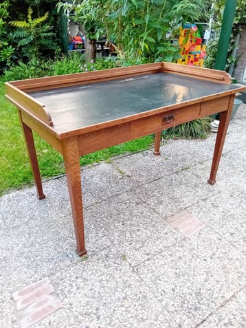 Groot houten bureau met lederen bovenblad