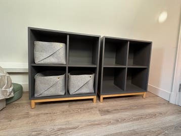 Donkergrijze vakkenkasten met houten poten