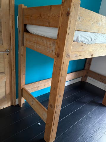 Stevige halfhoogslaper van steigerhout (incl. matras)