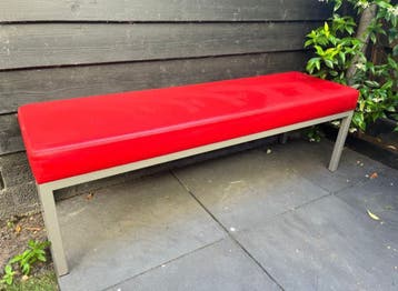 GRATIS rood eettafel bankje met stalen frame