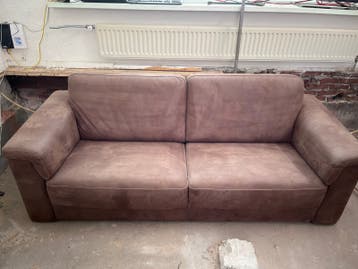Comfortabele bruine tweepersoonsbank