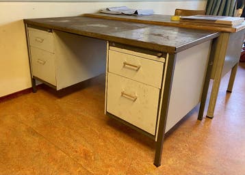 VINTAGE STALEN BUREAU – GRATIS OPHALEN