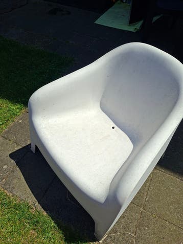Witte kunststof stoel voor buiten of binnen
