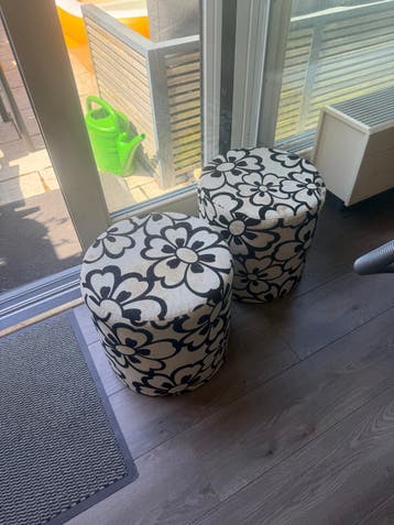 2 poefjes met bloemenprint, ietwat verkleurd
