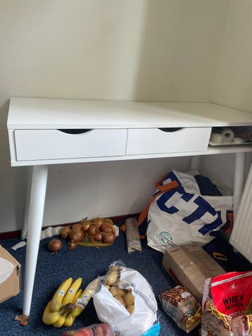 alleen de tafel met twee lades