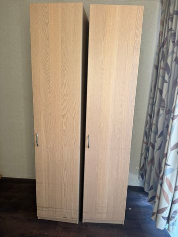Gratis: 2 degelijke kledingkasten, 2.30m hoog, 50cm breed