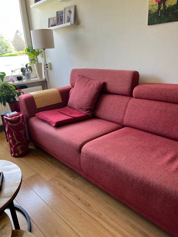 Comfortabele rode bank met verstelbare hoofdsteunen