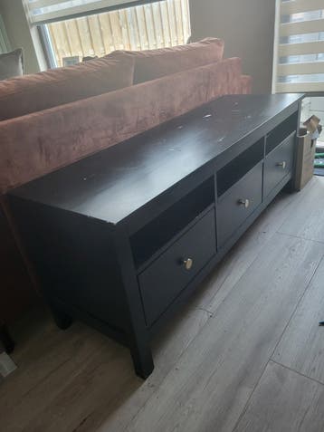 Zwart houten tv meubel met ruime lades