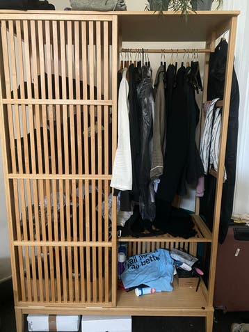 Houten IKEA kledingkast met schuifdeur en planken