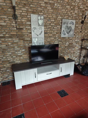 GRATIS | Mooie witte tv kastje