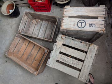 Oude houten veilingkisten