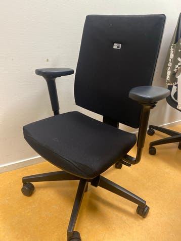 Bureaustoelen (4x zwart, 1x groen) gratis af te halen