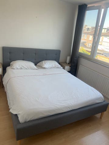 Tweepersoonsbed met gestoffeerd hoofdbord 160 x 200