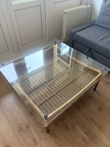 Glazen salontafel met rotan onderstel