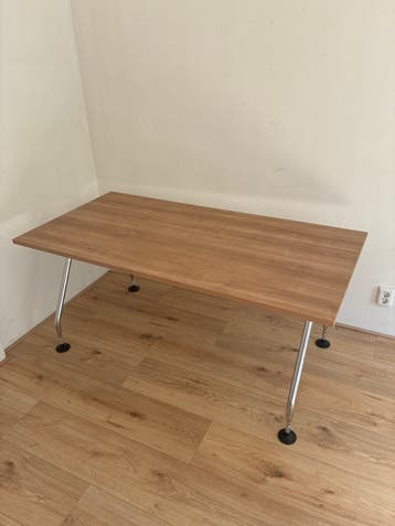 Houten tafel met metalen poten - table for sale