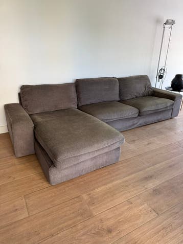 Grote bank met Chaise Loungue gratis op te halen.