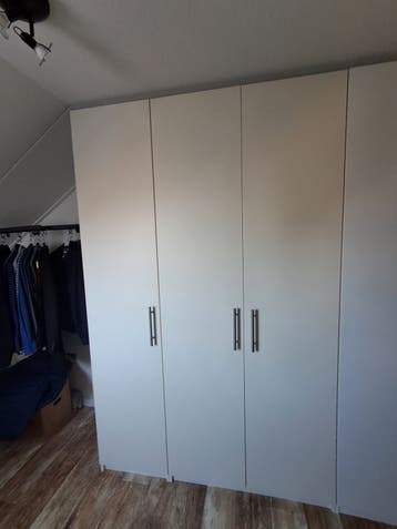 Witte IKEA PAX kledingkast met planken en hangruimte