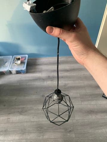 Gratis zwarte geometrische hanglamp - industrieel design