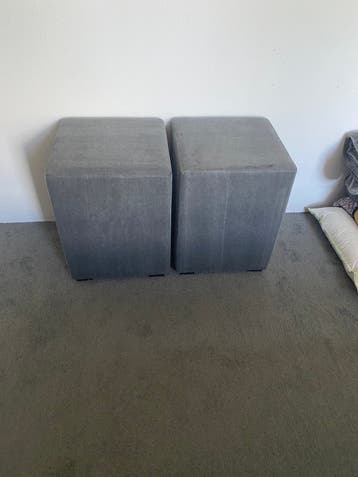 2grijze poefjes