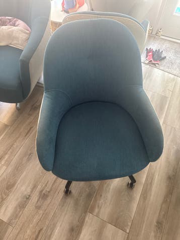 4 x Comfortabele stoel met lichte beschadiging aan skai