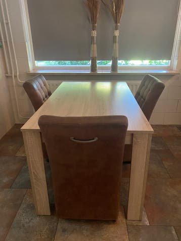 GRATIS - Weg = Weg - Nette eettafel inclusief 3 stoelen
