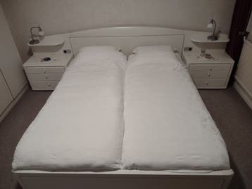 Tweepersoonsbed inclusief nachtkastjes