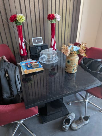 Uitschuifbare zwarte eettafel met 4 verstelbare stoelen