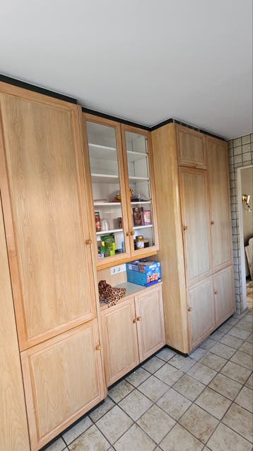 Houten kastenwand met vitrinekast en lades