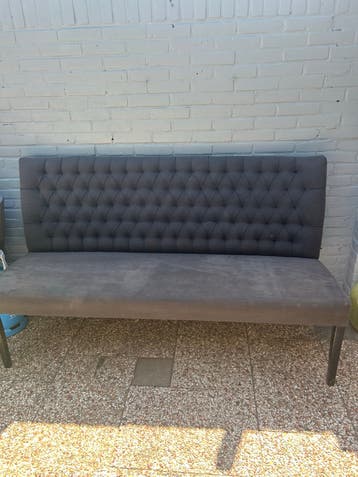 Eetkamer bank met lichte verkleuring, perfect voor binnen