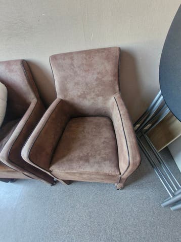2 bruine stoelen