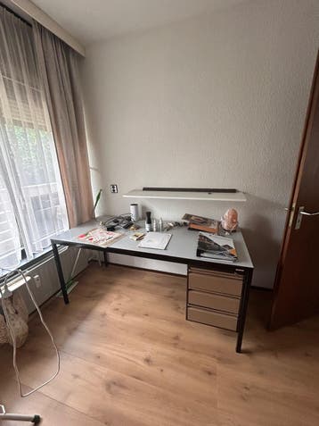 Stevig bureau met ladenblok