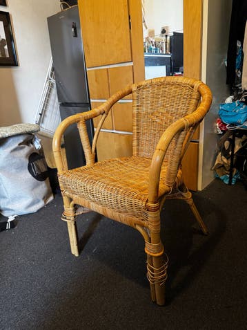 Rotan stoel met armleuningen
