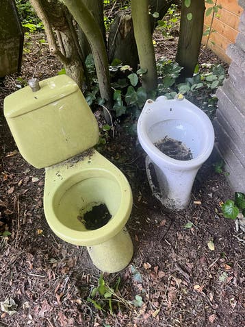 2 Oude wc’s groen en wit gratis op te halen