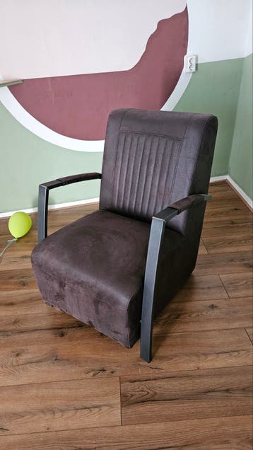 Comfortabele fauteuil - linker armleuning zit los