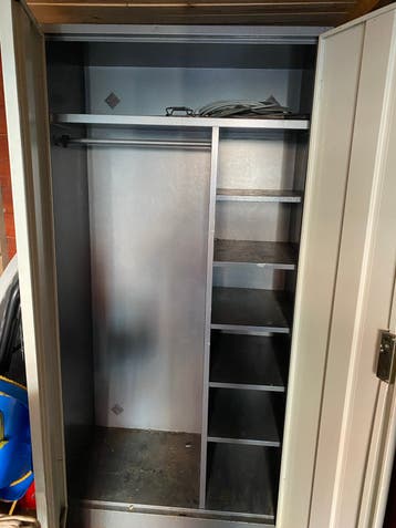 Metalen kast met planken