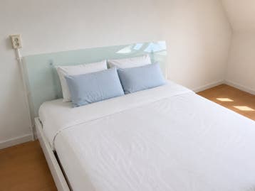 Tweepersoonsbed 140 cm breed, glazen achterwand