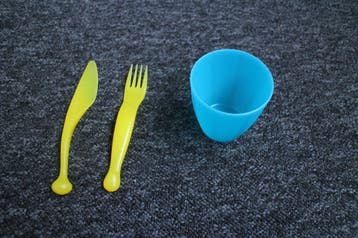 1x Kinder Blauwe Beker en een Geel Mes en Vork