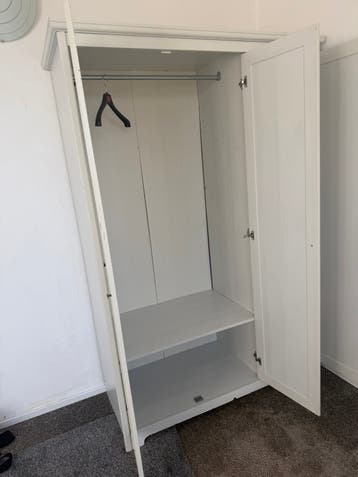 Witte kledingkast met spiegel en hang-/legruimte