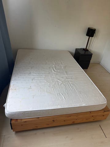 Eenpersoonsbed met opberglades en matras