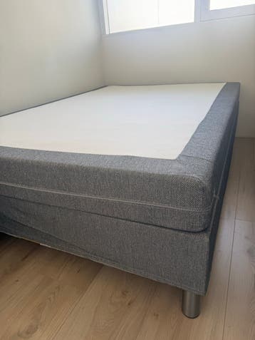 Tweepersoonsbed met matras, lichte verkleuring