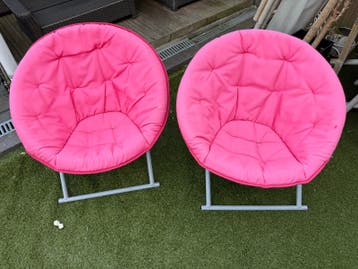 Twee roze opvouwbare stoelen