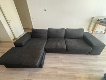 Comfortabele donkergrijze hoekbank ( MOET MORGEN WEG)