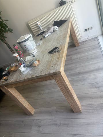 Robuuste houten eettafel - perfect voor gezellige diners