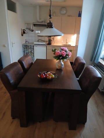 Gratis Eettafel + 4 stoelen