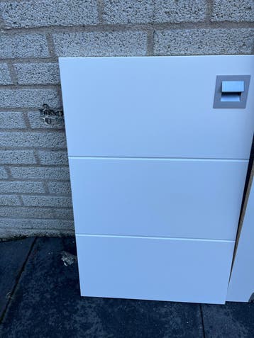 Witte kastdeuren met handgrepen en plank - Vroomshoop