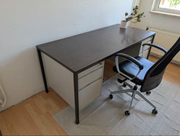 Metalen/houten bureau met archieflades