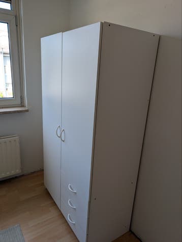 Witte kledingkast met lades en deuren