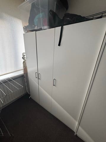 GRATIS: Witte kledingkast met hang- en legruimte