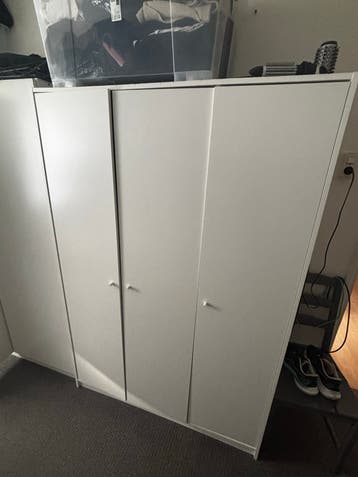 GRATIS: Witte kledingkast met hangruimte en planken